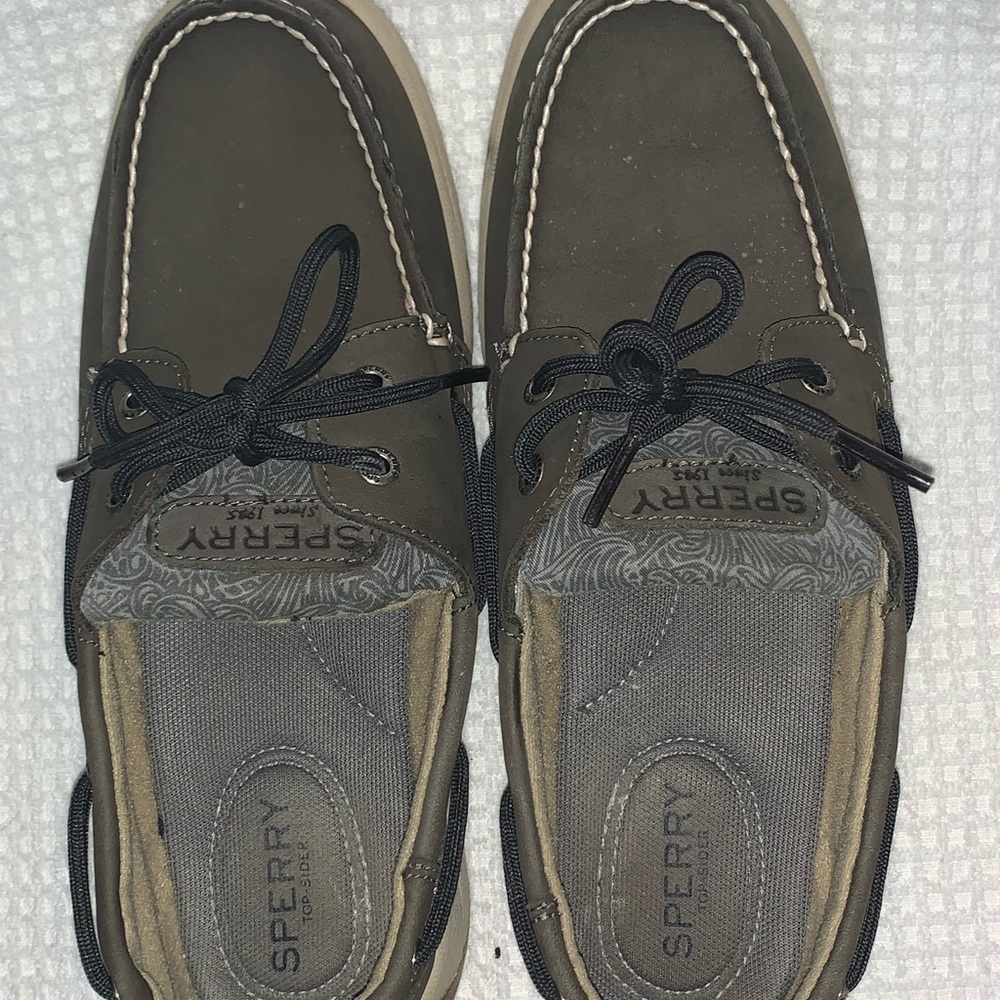 Gently worn Womens Sperry boat shoes.